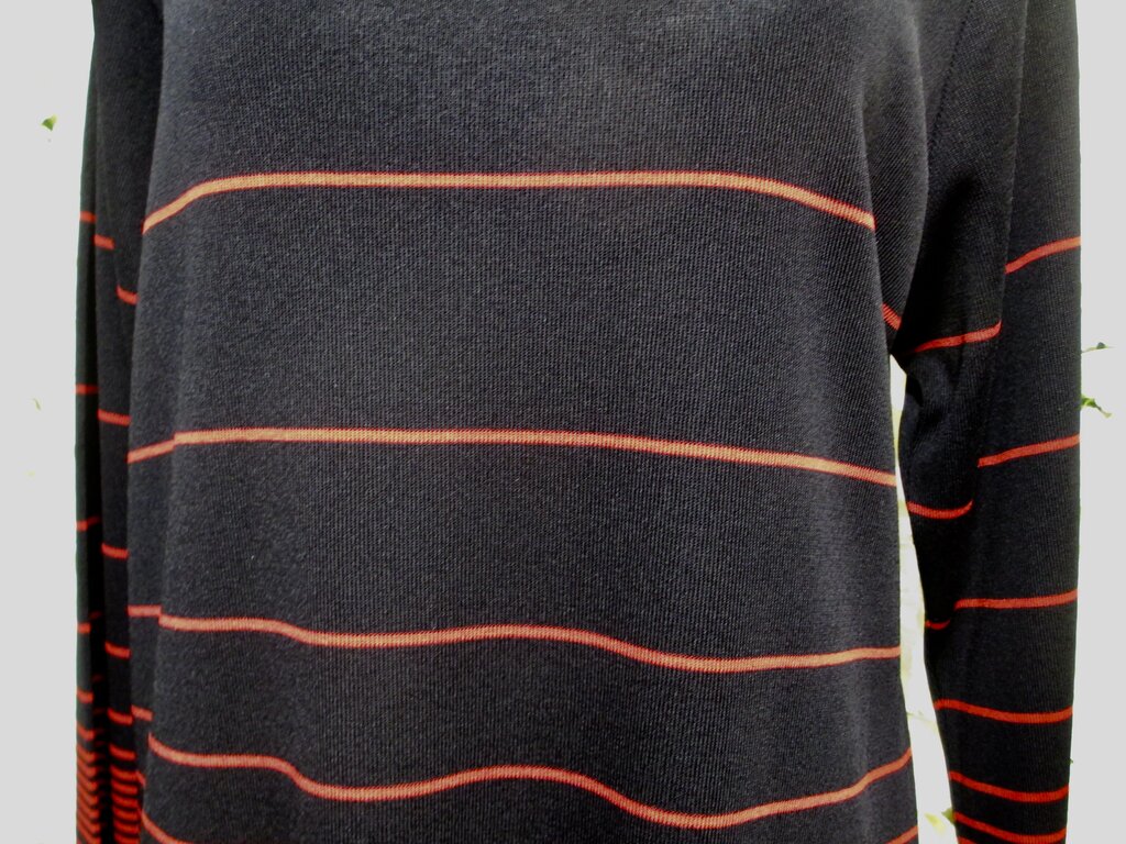 L black knit red striped long sleeve