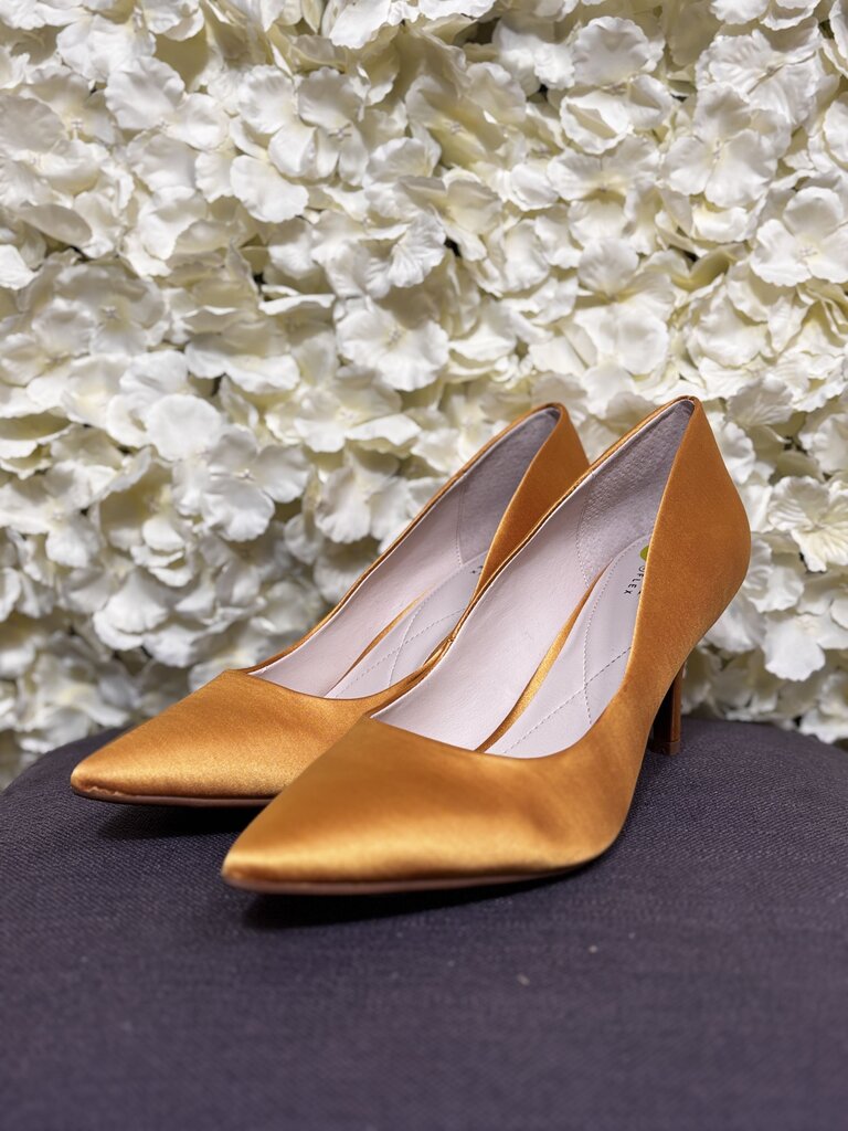 9 gold pumps flexible