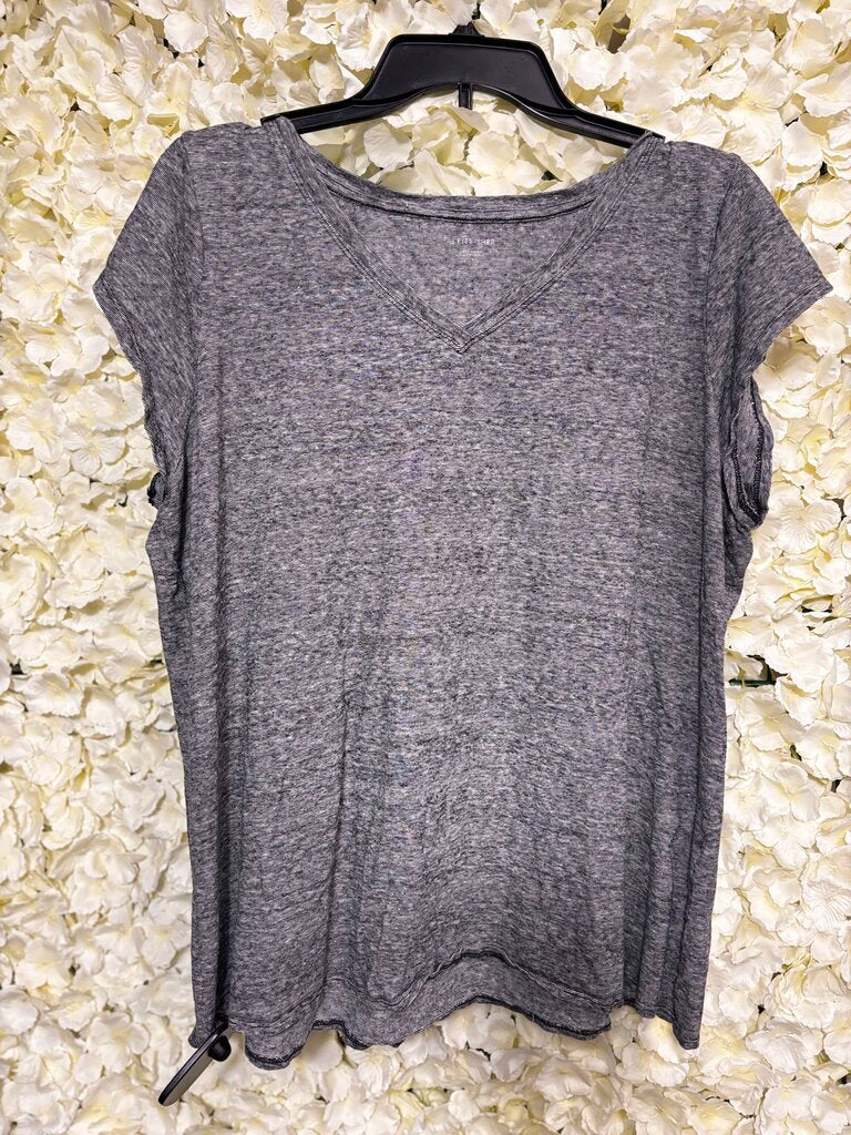 grey vneck tee