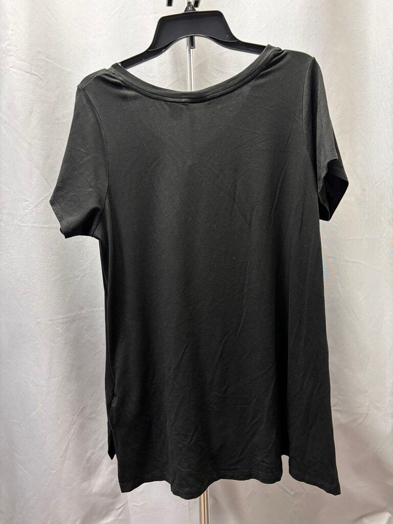 1x black low v neck short sleeve shirt