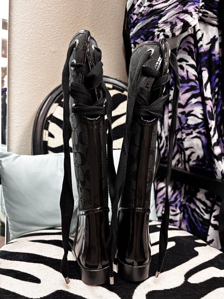 8 black rain boots w/ laces