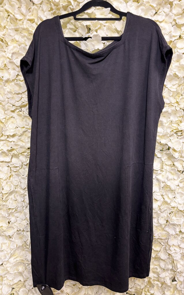 black short sleeve dress